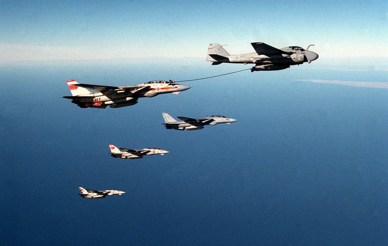 A-6 F1556021003487-1280px-a-6e_from_va-145_refuels_tomcats_from_vf-1_and_vf-2_in_1989